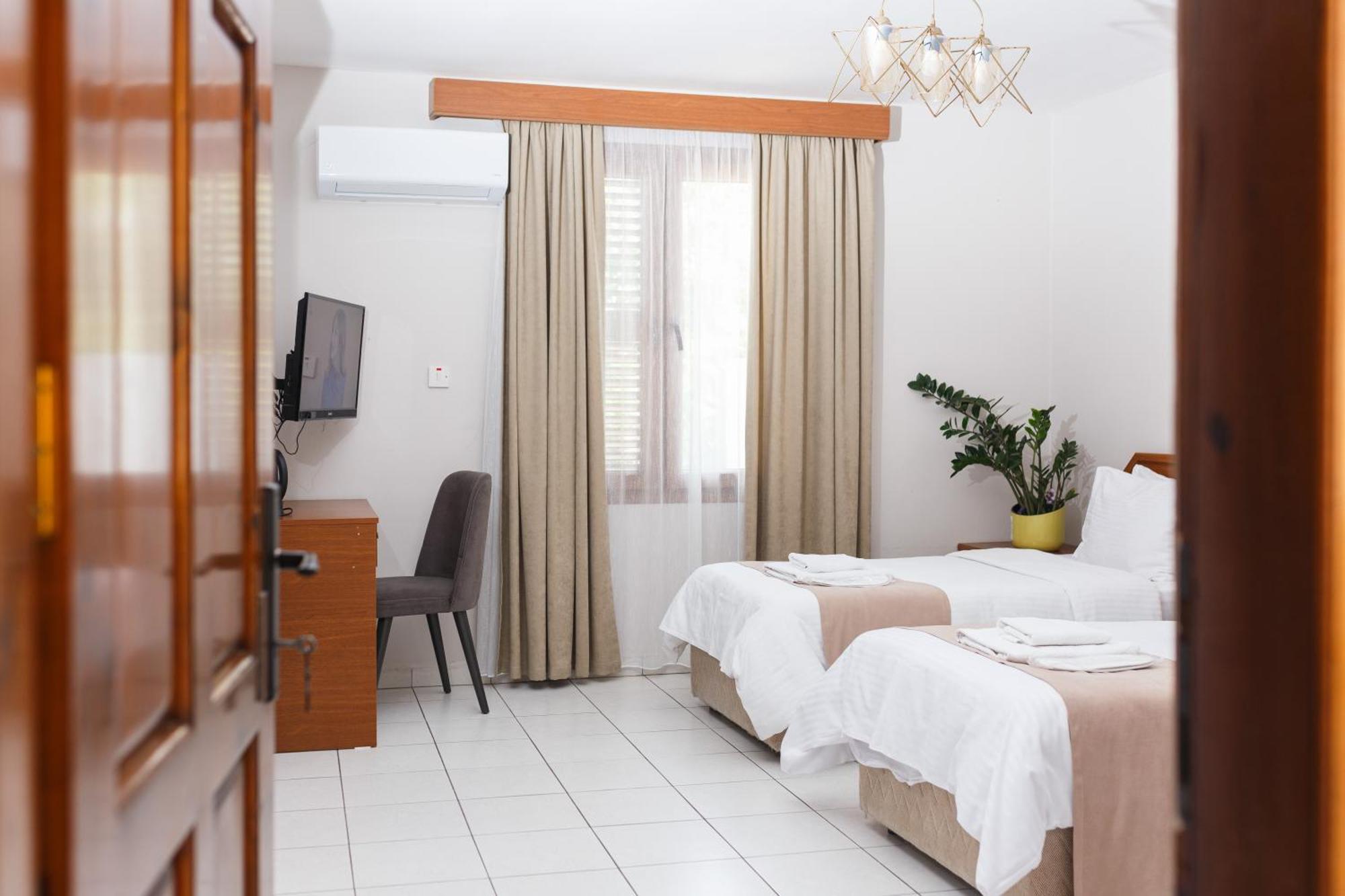 Homelike Guest House Kyrenia  Bagian luar foto